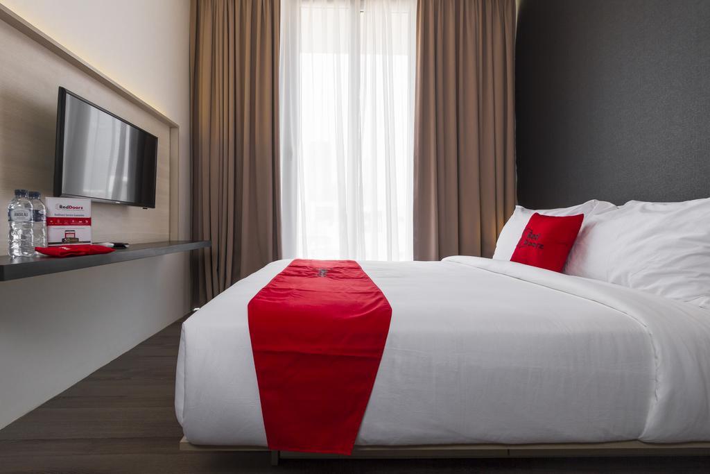 Reddoorz Plus Near Perbanas Джакарта Экстерьер фото