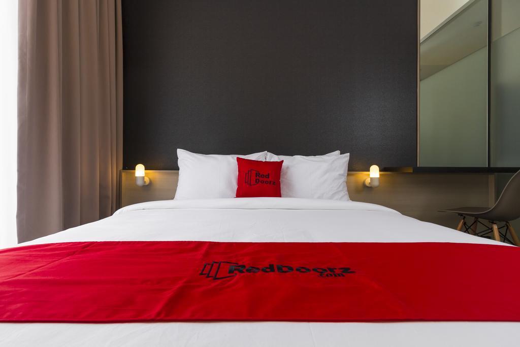 Reddoorz Plus Near Perbanas Джакарта Экстерьер фото