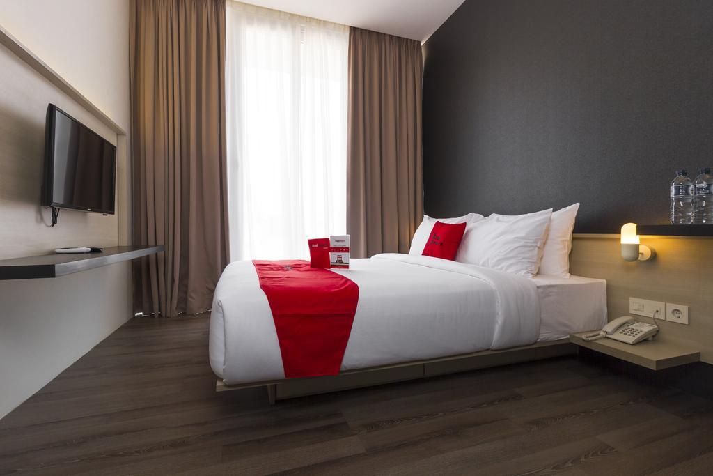 Reddoorz Plus Near Perbanas Джакарта Экстерьер фото