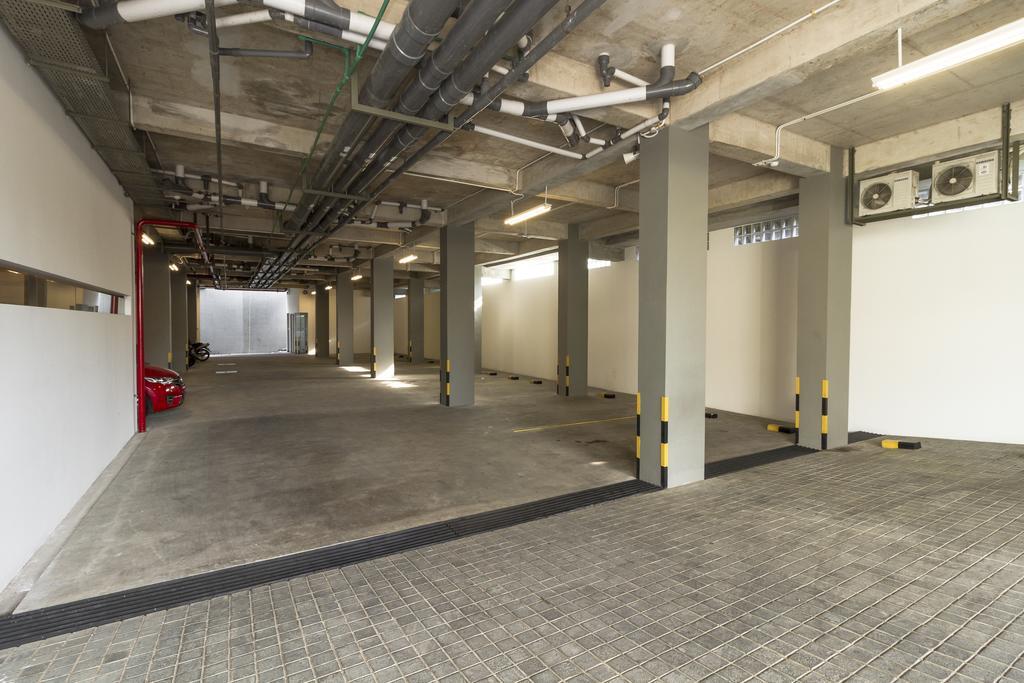 Reddoorz Plus Near Perbanas Джакарта Экстерьер фото